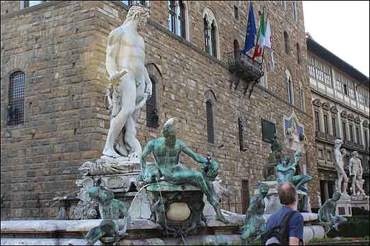 1575년 피렌체의 해전 승리를 기념하기 위해 베키오 궁전 앞에 설치한 '넵투누스의 분수' ⓒ이석원