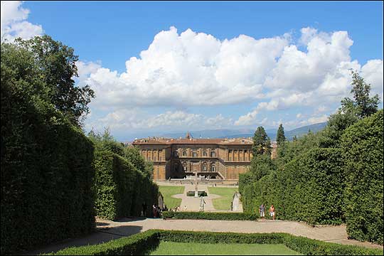 피렌체에서 가장 크고 화려한 궁전인 피티 궁전. 메디치가에서는 이 궁전을 피티가에서 구입하고도 본인들이 머물기 보다는 피렌체 시민들을 위한 공간으로 활용했다고 한다. ⓒ이석원
