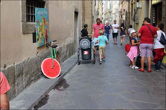 시노리아 광장에서 산타 크로체 교회로 가는 골목인 앙귈라라 거리. 수박 모양을 한 바퀴를 지닌 자전거가 인상적이다. ⓒ이석둰