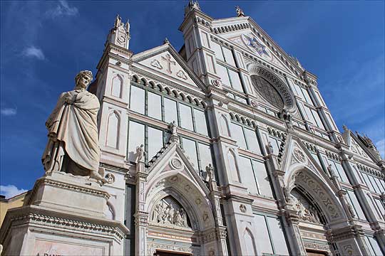 단테의 조각상이 앞을 지키고 있는 산타 크로체 교회. 피렌체에서 가장 큰 규모의 성당 중 하나다. ⓒ이석원