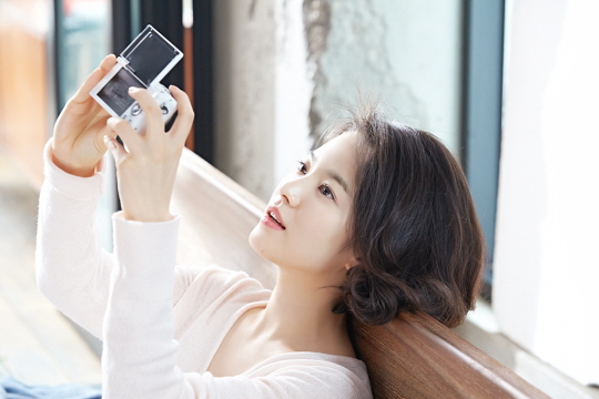 배우 송혜교가 출연하는 '예뻐지는 카메라' 소니 A5000 광고의 한 장면.ⓒ소니