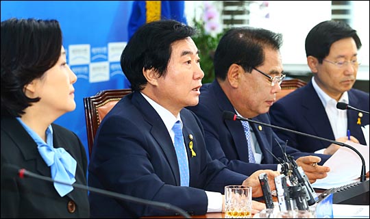 이석현 새정치민주연합 의원이 1일 오전 국회에서 열린 원내대책회의에서 이야기하고 있다. ⓒ데일리안 홍효식 기자