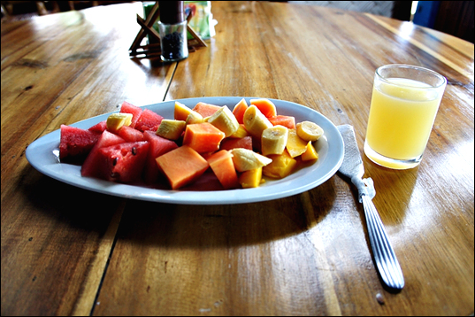 아침 식사로 가볍게 즐길 수 있는 과일 샐러드. ⓒ 투어익스프레스 