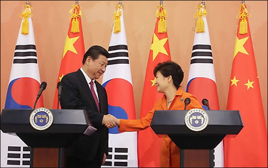 박근혜 대통령과 시진핑 중국 국가주석이 3일 오후 청와대에서 공식 기자회견을 열고 회담 결과를 발표한 뒤 악수하고 있다.ⓒ연합뉴스