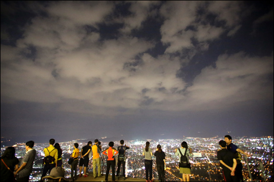 앞산전망대에서 대구 야경을 즐기는 사람들 ⓒ 박성원