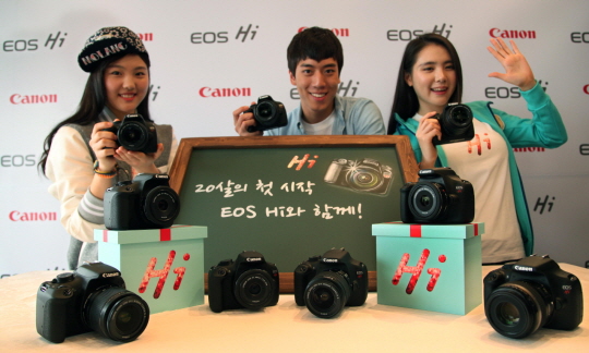 캐논코리아컨슈머이미징 모델들이 입문용 DSLR 카메라 'EOS Hi'를 소개하고 있다.ⓒ캐논코리아컨슈머이미징