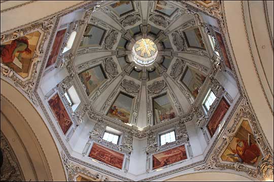 대성당 돔의 내부. 자연채광으로 성당 안을 충분히 밝게 비춘다. ⓒ이석원