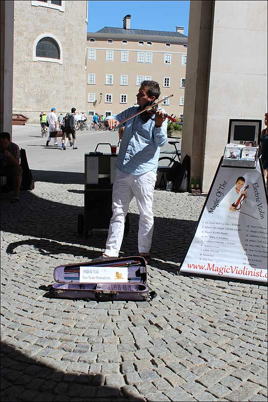 홀로 바이올린을 연주하는 거리의 악사. 그러나 초라해보이는 저 연주자는 잘츠부르크 모차르트 대학에서 바이올린을 전공한 사람이라고 한다. ⓒ이석원