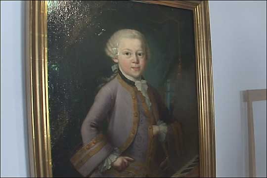모차르트 생가 1층에 전시된 어린 시절 모차르트의 초상화. 그가 6살이던 1762년 합스부르크의 여제 마리아 테레지아 앞에서 연주를 한 후 그는 초상화 속의 옷을 여제로부터 선물받았다. ⓒ이석원