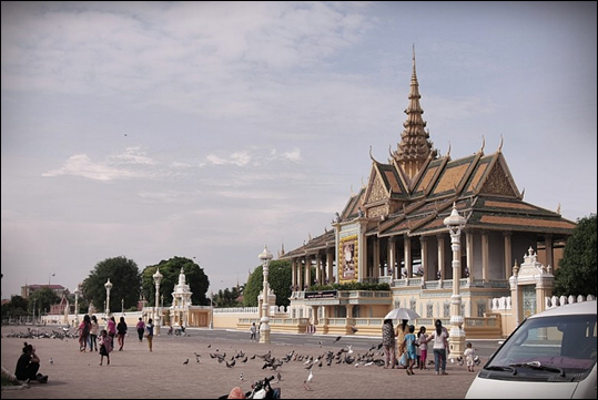 프놈펜 왕궁(1886년 지어진 캄보디아 제국의 왕궁). 화려했던 근대까지의 캄보디아를 느낄 수 있는 수도이며 왕궁 앞에 보이는 메콩강 주변에는 공원이 조성돼 많은 사람들이 시간을 보낸다. ⓒ Get About 트래블웹진