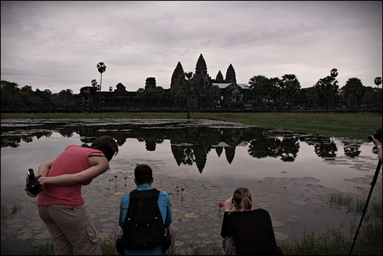 캄보디아의 랜드마크 앙코르 와트 해자(인공호수) 앞에서 일출을 담는 여행객들. 그러나 캄보디아의 유적지는 앙코르 와트 말고도 다수 있으므로 빼놓지 말고 돌아보자. ⓒ Get About 트래블웹진