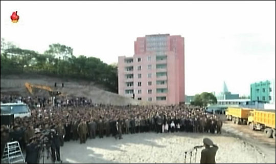 지난 5월 13일 북한 평양의 평천구역에서 23층짜리 고층 아파트가 붕괴돼 대형 인명피해가 난 것으로 알려졌다. 북한은 사고 소식을 이례적으로 보도하면서 최부일 인민보안부장 등 고위 간부들이 피해 주민들에게 사과했다고 밝혔다. 조선중앙TV는 18일 오후 보도시간에 관련사진들을 내보냈다. ⓒ연합뉴스