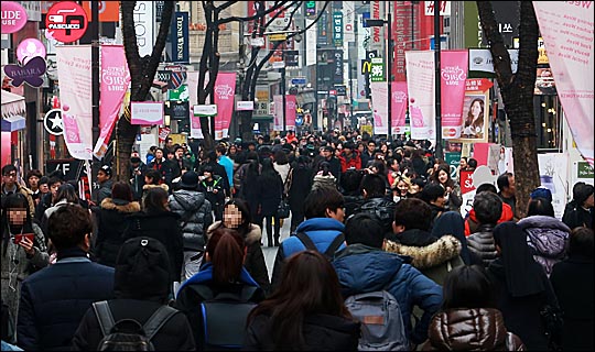 많은 시민들이 지난 겨울 서울 명동거리를 거닐고 있다. ⓒ데일리안
