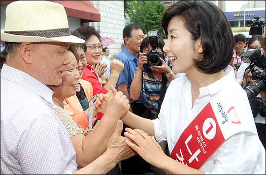 7.30재보궐선거의 선거유세가 본격적으로 시작된 17일 오전 서울 동작을 지역에 출마한 나경원 새누리당 후보가 사당역 부근 거리에서 열린 선거 출정식에서 지지를 호소하며 주민들에게 인사하고 있다. ⓒ데일리안 박항구 기자