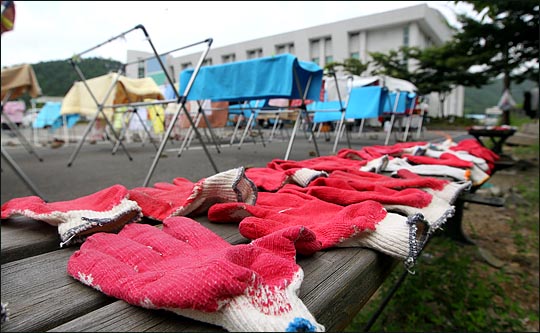 세월호 참사 98일째인 22일 오후 실종자 가족들이 실종자들을 기다리고 있는 전라남도 진도군 진도체육관에서 자원봉사자들이 세탁물들을 햇볕에 말리고 있다. ⓒ데일리안 박항구 기자