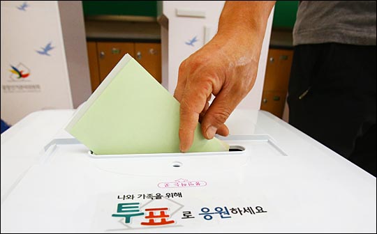 지난 6·4 지방선거 당일 오전 인천 서구 신현원창동 제3투표소에서 시민들이 소중한 권리를 행사하고 있다. ⓒ데일리안 홍효식 기자