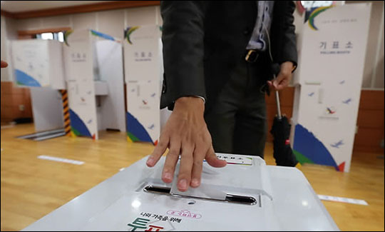 7·30 재보궐 선거 사전투표가 25일 실시했다. ⓒ연합뉴스