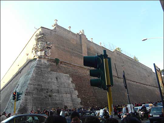 바티칸 박물관 벽 아래로 길게 늘어선 사람들의 줄 ⓒ이석원