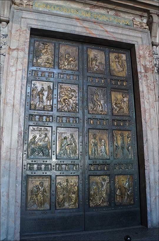 산 피에트로 대성당의 '성스러운 문' 베드로와 바오로 사도의 순교 장면이 그려져 있다. ⓒ이석원