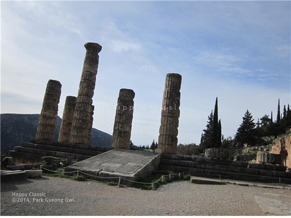 델포이 아폴론 신전의 입구인 동쪽에서 바라본 모습, 기둥 6개의 일부만 남아있다. ⓒ박경귀 