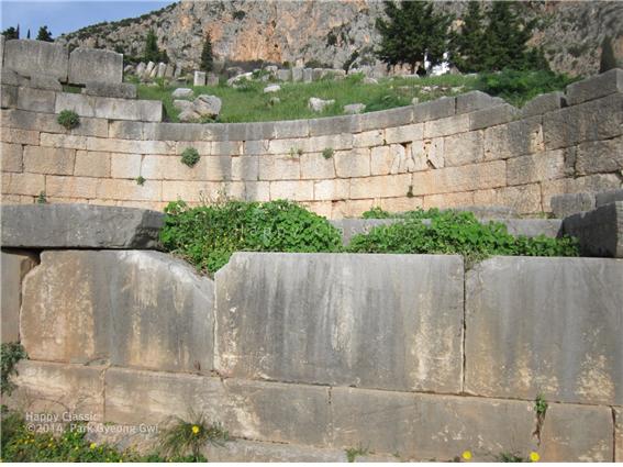 펠로폰네소스 반도의 스파르타 인근에 있던 아르고스 왕의 봉헌 보물창고, 반원형의 벽체가 아직도 튼튼하게 남아있다. 보통의 건물이 장방형인데 비해 이 건물은 특이한 구조로 건축되었다. 신성한 길 초입의 오른쪽에 있다. ⓒ박경귀