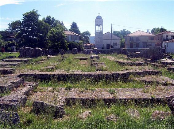 아르카디아 지방의 테게아에는 펠로폰네소스 반도에서 가장 아름답기로 유명한 아테나 아레아(Athena Alea) 신전이 있었다. BC 394년에 화재로 소실되었다가 재건축 되었다. 현재는 바닥 기단만 남아있다. 이곳에 그리스 조각가 엔도에우스(Endoeus)가 상아로 조상한 아테나 상이 있었다. 로마의 아우구스투스 포럼을 장식하기 위해 옮겨갔다고 한다. 또 테게아의 아테나 신전이 펠로폰네소스 반도에서 가장 많은 사람들의 피난처로 활용되었다고 하는 것을 보면, 테게아가 반도 중심에 위치한 강성한 국가였기 때문에 가능했었던 것으로 추정된다. 사진 Carole Raddato