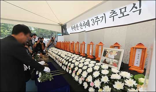 27일 오전 서울광장에서 열린 '우면산 산사태 3주기 추모식'에서 유가족들이 헌화하고 있다. ⓒ연합뉴스