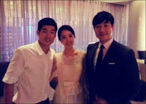 배성재 아나운서가 박지성-김민지 부부와 결혼식에서 인증샷을 찍었다. ⓒ 배성재 트위터