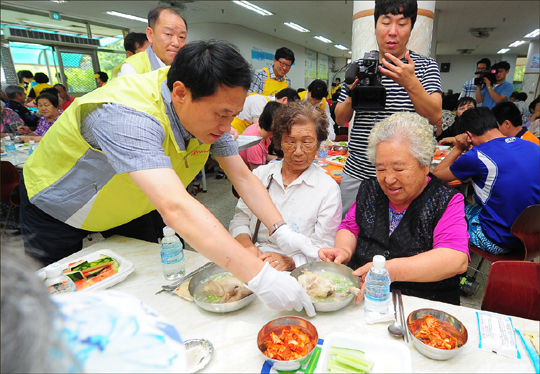 박영환 티브로드 상무가 북한이탈주민과 함께하는 건강한 여름나기 삼계탕 나눔잔치에서 어르신들에게 봉사를 하고 있다. ⓒ티브로드