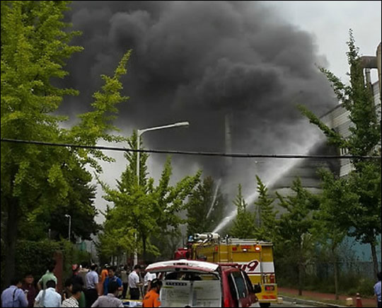 청주 봉명동의 한 공장에서 원인불명의 화재가 발생했다. ⓒ연합뉴스