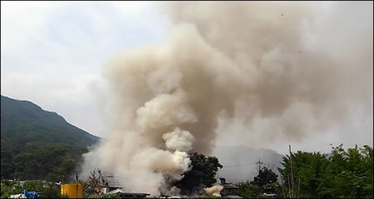 28일 오전 10시 30분께 서울 강남구 개포동 구룡마을에서 화재가 발생했다. ⓒ연합뉴스