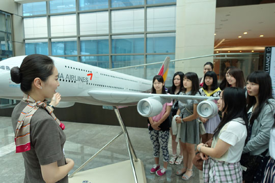 일본 청소년들이 30일 서울 강서구 오쇠동 아시아나항공 본사를 방문, 객실승무원으로부터 올해 도입한 A380 모형 항공기에 대한 설명을 듣고 있다.ⓒ금호아시아나그룹