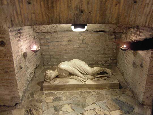 산 칼리스토 카타콤베서 가장 많은 순례객들의 발길을 잡는 성녀 세실리아의 무덤. 물론 지금 누워있는 형상은 발굴 당시 성녀의 모습을 본떠 모형을 만든 것이다. ⓒ이석원
