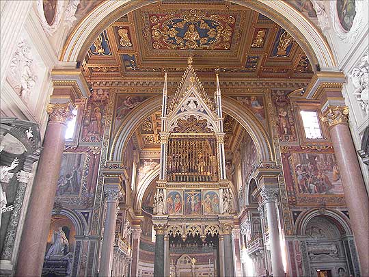 화려한 금 장식이 인상적인 성당 내부는 마치 교황의 권위를 드높이기 위해 더 힘써 치장한 듯하다. ⓒ이석원