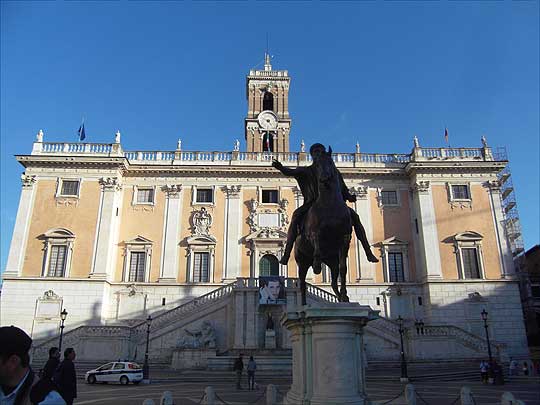 캄피톨리오 광장에 있는 마르쿠스 아우렐리우스 황제의 기마상과 현재 로마 시청으로 사용되는 세나토리오 궁전. 이곳에 오르는 계단은 미켈란젤로가 원근법을 이용해 만든 것으로 코르도나타라고 불린다. ⓒ이석원