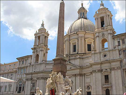 나보나 광장 중심부에 있는 피우미 분수와 산타 그네제 교회. 각각 17세기 이탈리아를 대표하는 두 건축가인 베르니니와 보로미니가 만든 것이다. 베르니니가 일생의 라이벌인 보로미니의 교회을 폄하하기 위해 그 앞에 분수를 만들고는 "언젠가는 무너지고 말거야"라고 저주를 했다는 말이 전해지는데, 로마의 대표적인 '뻥'이다. 보로미니의 교회는 베르니니의 분수보다 뒤에 세워진 것이기 때문이다. ⓒ이석원
