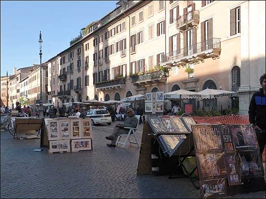 거리의 화가와 행위예술가, 그리고 비록 값은 비싸지만 기꺼이 지갑을 열게하는 노천 카페가 즐비한 나보나 광장은 '로마의 몽마르트'라고도 불린다. ⓒ이석원