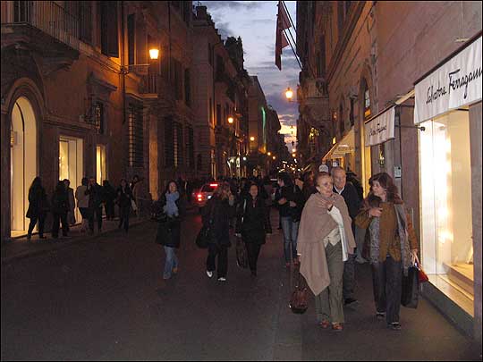 스페인 계단에 앉으면 정면으로 보이는 콘도티 거리. 로마에서 가장 비싼 명품숍들이 모여있는 곳이다. ⓒ이석원