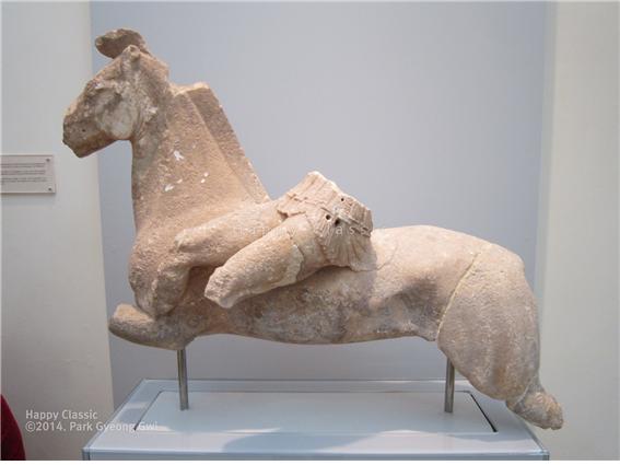 아테네 보고의 지붕의 코너를 장식했던 말을 탄 아마존 병사 모습의 조각이다. 지붕의 네 귀나 용마루를 장식하던 아크로테리온(acroterion)의 하나다. 델피 고고학 박물관 ⓒ박경귀
