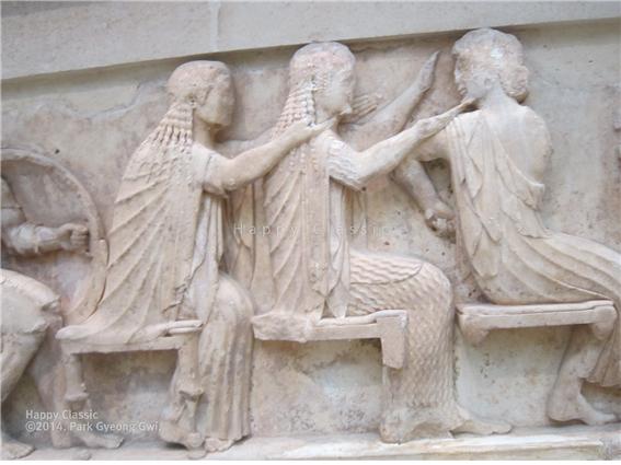 시프노스 보고(寶庫)의 동쪽 프리즈의 부조, 왼쪽에서 트로이 인(Trojans)을 응원하는 신들의 모습. 델피 고고학 박물관 ⓒ박경귀 