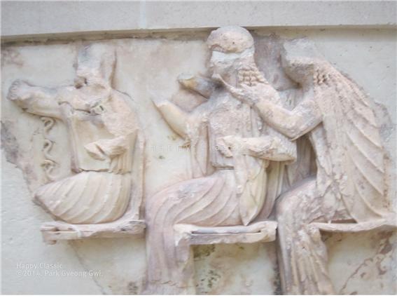 시프노스 보고(寶庫)의 동쪽 프리즈의 부조, 오른쪽에서 그리스인(Achaeans)을 응원하는 신들의 모습. 델피 고고학 박물관 ⓒ박경귀 