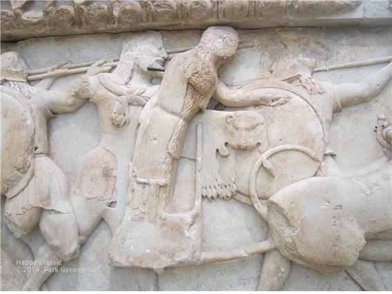 시프노스 보고의 북쪽 프리즈의 부조에 묘사된 거인족과 전투하는 헤라클레스, 델피 고고학 박물관 ⓒ박경귀 