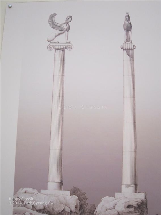 낙소스의 스핑크스 상이 원래 서 있던 원주의 복원도, 왼쪽은 측면도, 오른쪽은 정면도이다. 델피 고고학 박물관 ⓒ박경귀  
