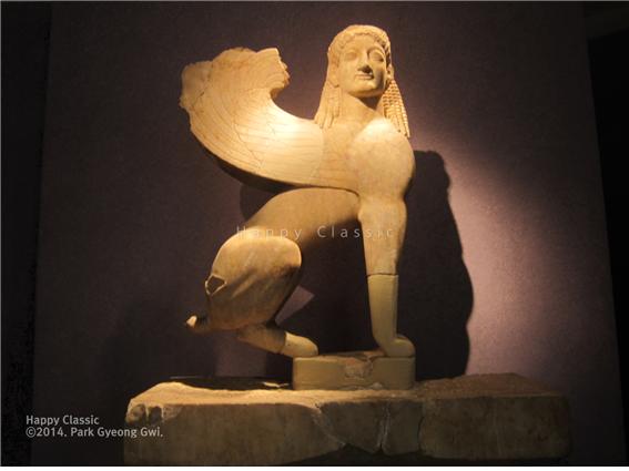 아테네 케라미코스에서 발굴된 스핑크스, BC 560~550년 작품으로 추정된다. 케라미코스 고고학 박물관 소장 ⓒ박경귀