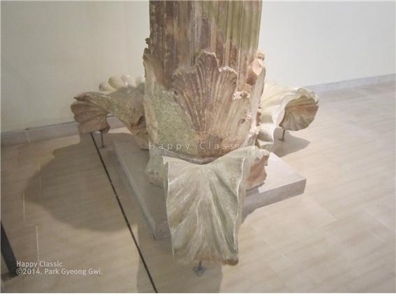 ‘댄서의 원주’의 밑동 조각이다. 아칸서스 잎이 아름답게 조각되었다. 델피 고고학 박물관 ⓒ박경귀
