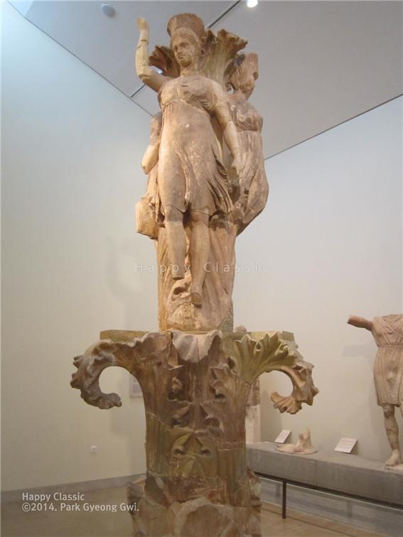 ‘댄서의 원주’의 상단 조각이다. 아칸서스 잎 조각 위로 아름다운 세 여인이 머리에 옴파로스를 이고 있었다. 델피 고고학 박물관 ⓒ박경귀