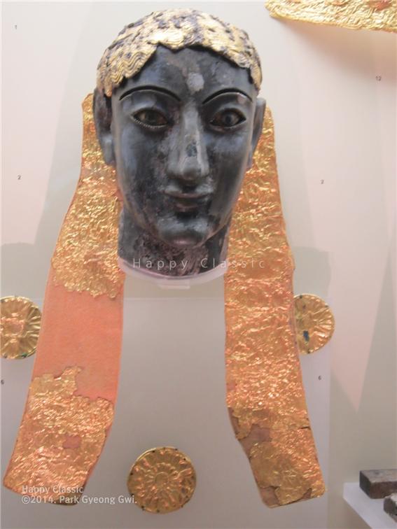 아폴론으로 추정되는 황금 두상, 델피 고고학 박물관 ⓒ박경귀