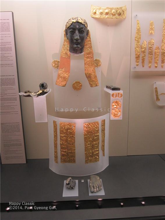 아폴론의 실물 크기 입상에 황금 치장을 한 신상, 델피 고고학 박물관 ⓒ박경귀