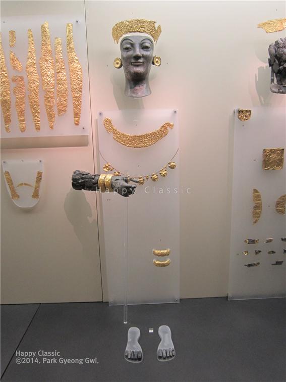 아르테미스의 실물 크기 입상에 황금 치장을 한 신상, 델피 고고학 박물관 ⓒ박경귀