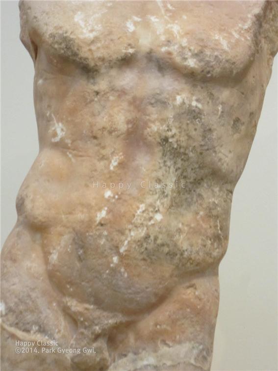 운동 선수로 추정되는 조각, 군살 없는 상반신의 근육의 표현이 일품이다. 델피 고고학 박물관 ⓒ박경귀